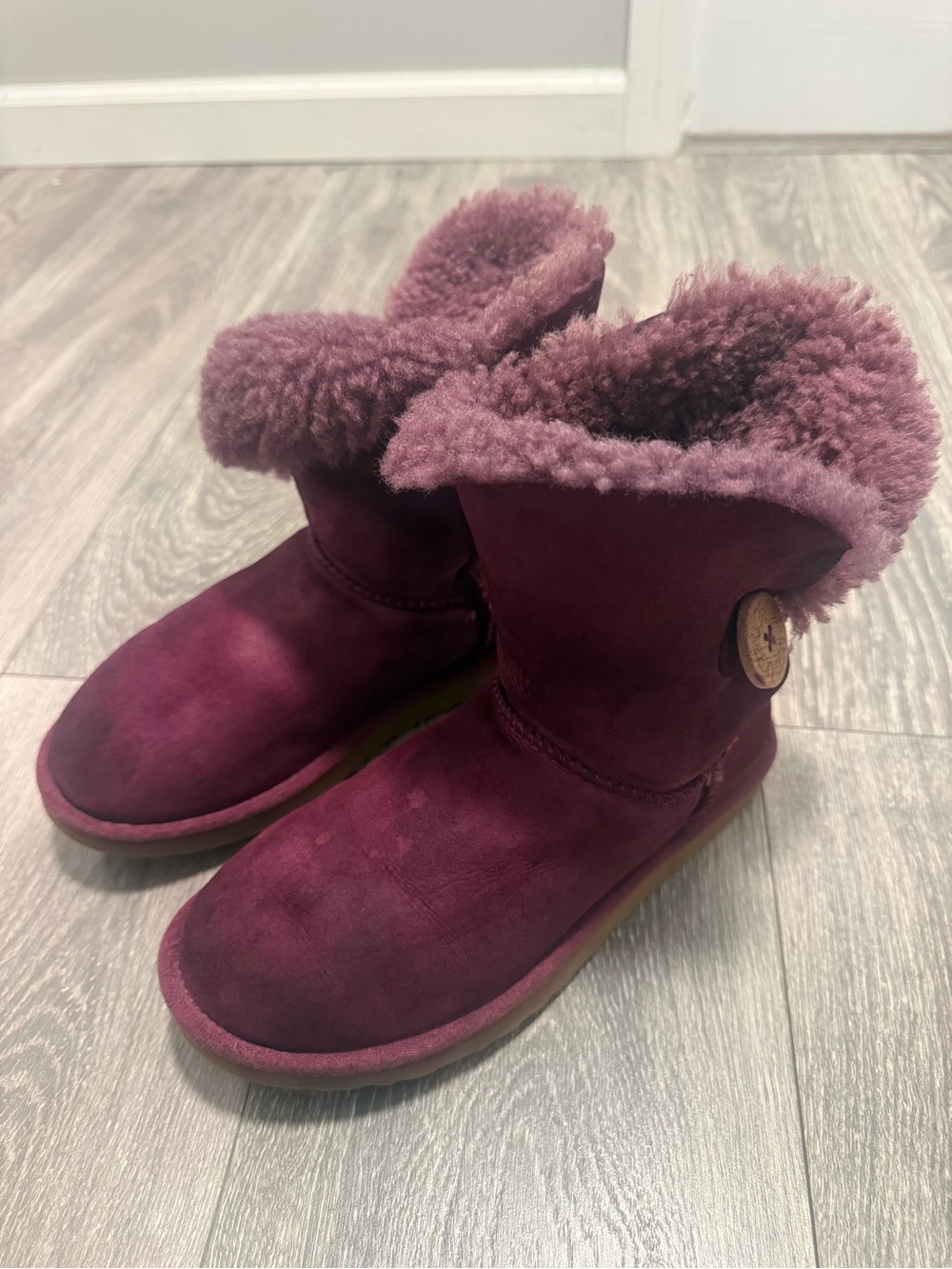 UGG Australia Bailey Button Boots Burgundy Purple Shearling Women’s Size 7